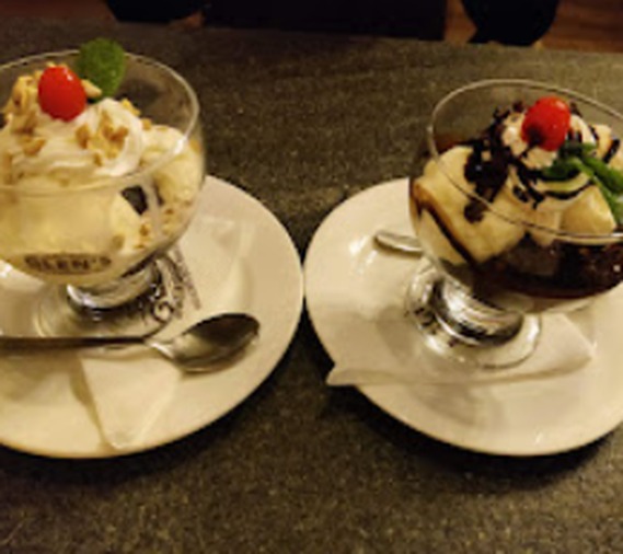 Two sundaes in glass coupes