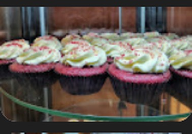 Tray of freshly frosted cupcakes